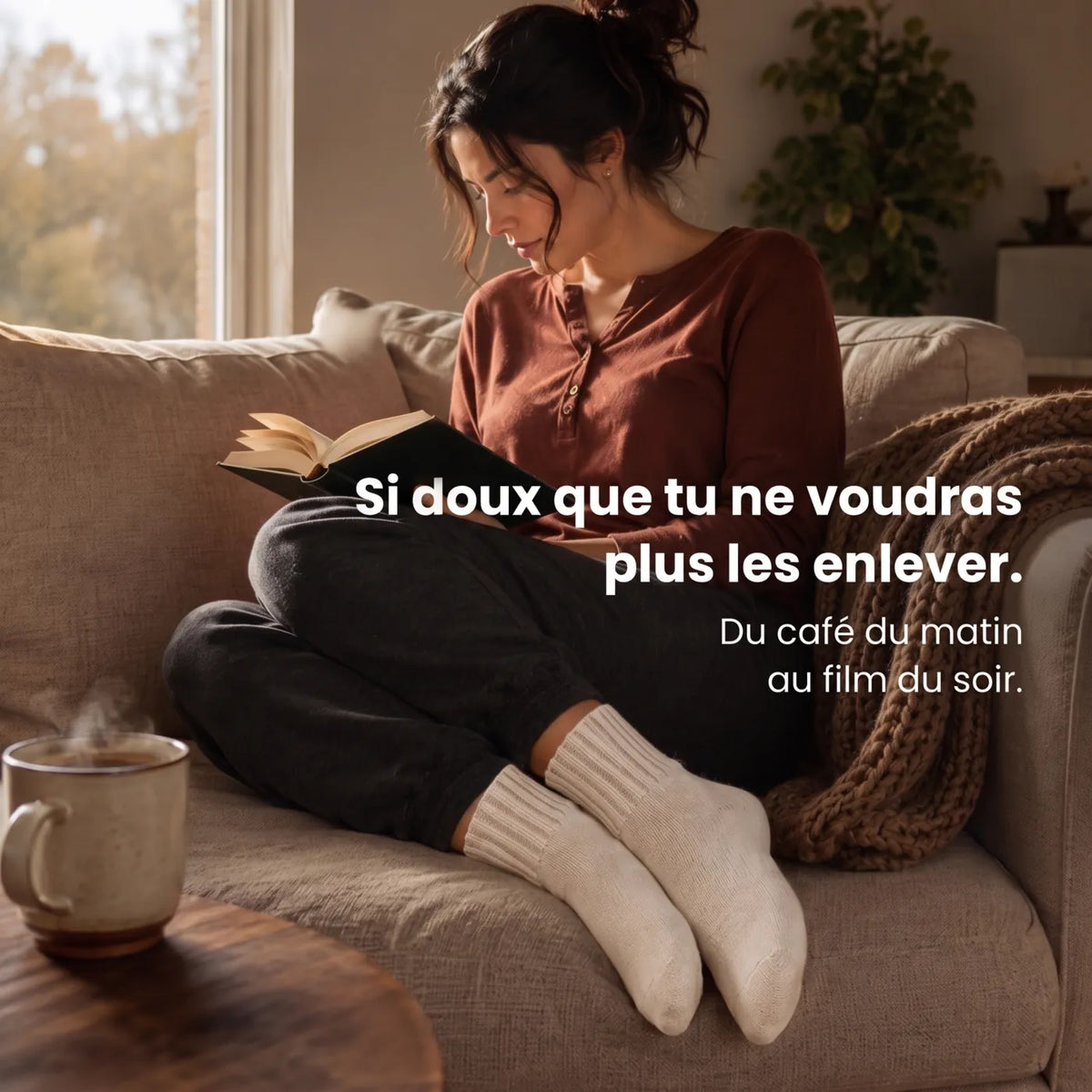 Femme qui lit sur le divan, bas Jurelo aux pieds
